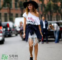 斜肩上衣怎么搭配？斜肩上衣怎么搭配好看？
