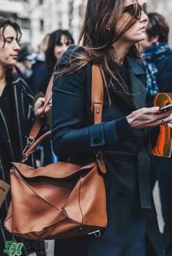 loewe puzzle怎么背好看？loewe puzzle怎么搭配好看？