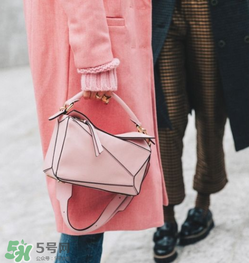 loewe puzzle怎么背好看？loewe puzzle怎么搭配好看？