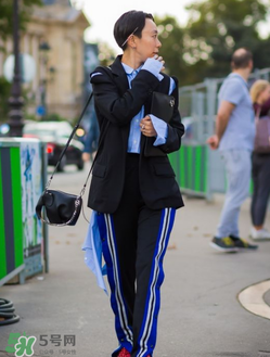 loewe大象包怎么搭配？loewe大象包怎么搭配好看？