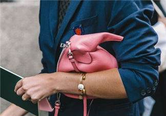 loewe大象包怎么搭配？loewe大象包怎么搭配好看？