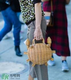 草編包怎么背好看？草編包怎么搭配好看？