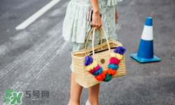 草編包怎么背好看？草編包怎么搭配好看？