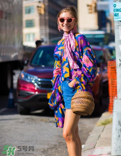 草編包怎么背好看？草編包怎么搭配好看？