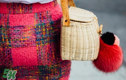 草編包怎么背好看？草編包怎么搭配好看？