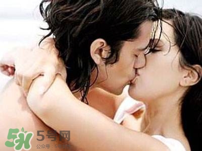 接吻時男生的手放哪里？接吻時男人的手摸哪里暴露性格