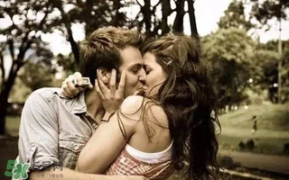 接吻時男生的手放哪里？接吻時男人的手摸哪里暴露性格