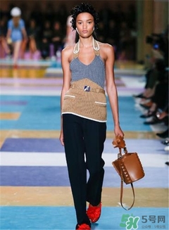 miumiu水桶包怎么搭配？miumiu水桶包怎么搭配好看？