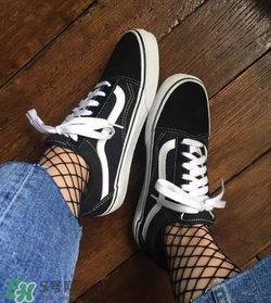 漁網(wǎng)襪牛仔褲怎么搭配好看？網(wǎng)襪破洞牛仔褲怎么搭配？