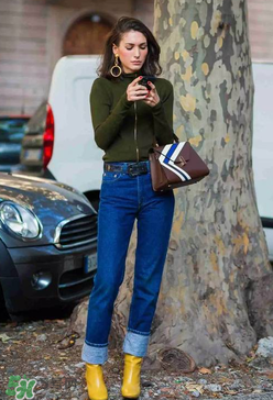 翻邊牛仔褲搭配什么上衣？翻邊牛仔褲配什么上衣好看？