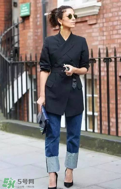 翻邊牛仔褲搭配什么上衣？翻邊牛仔褲配什么上衣好看？