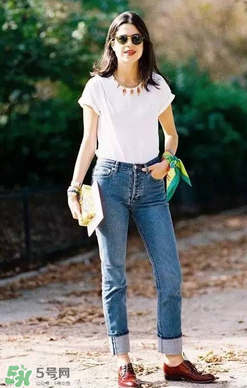 翻邊牛仔褲搭配什么上衣？翻邊牛仔褲配什么上衣好看？
