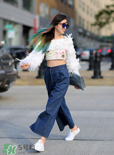 闊腿牛仔褲搭配什么上衣？牛仔闊腿褲配什么上衣好看？