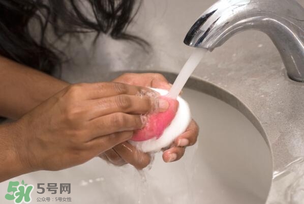 美妝蛋可以用香皂洗嗎？美妝蛋可以用肥皂洗嗎？