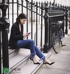 流蘇牛仔褲搭配什么上衣？流蘇牛仔褲配什么上衣好看？