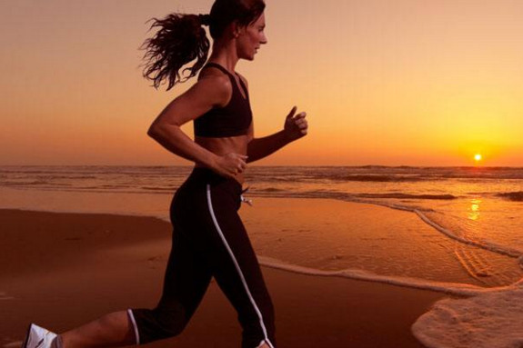 夜跑3小時尿液呈醬油色 夜跑好還是晨跑好 夜跑3小時尿液呈醬油色 夜跑好還是晨跑好