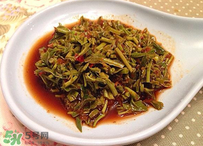 涼拌香椿要過水嗎？香椿涼拌前需要用開水焯一下嗎？