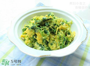 香椿炒雞蛋不能和什么同吃？香椿炒雞蛋什么人不能吃？