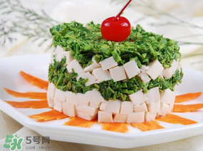 香椿拌豆腐怎么做好吃？香椿拌豆腐放什么油？