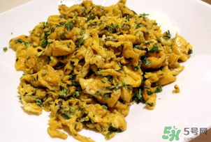 香椿炒雞蛋好吃嗎？吃香椿炒雞蛋好嗎？