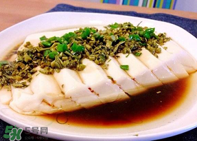 香椿炒豆腐怎么做好吃？香椿炒豆腐的做法