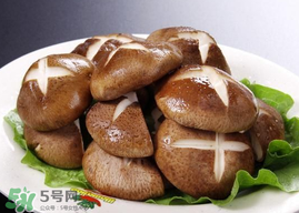 香椿和平菇能一起吃嗎？香椿和香菇能一起吃嗎？