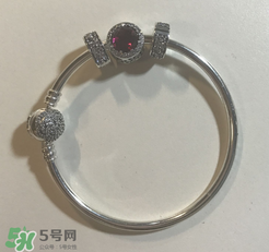 潘多拉美女與野獸手鏈?zhǔn)鞘裁床馁|(zhì)？pandora美女與野獸是銀的嗎？