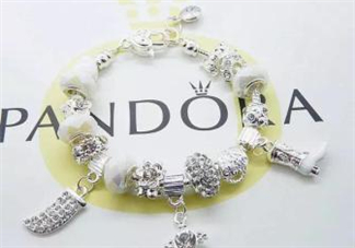 潘多拉美女與野獸手鏈?zhǔn)鞘裁床馁|(zhì)？pandora美女與野獸是銀的嗎？