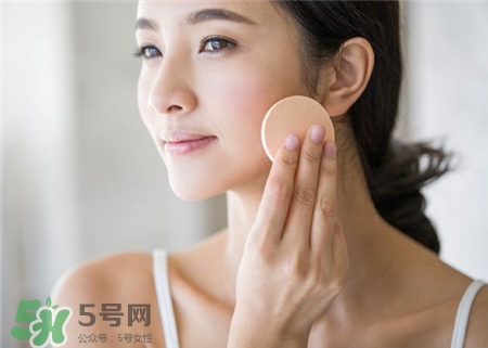 涂粉餅老是浮粉怎么辦?涂完粉餅浮粉怎么辦? 涂粉餅老是浮粉怎么辦?涂完粉餅浮粉怎么辦?