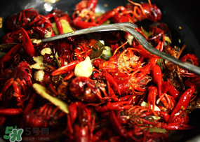 月經(jīng)可以吃油燜大蝦嗎？經(jīng)期能吃油燜大蝦嗎？