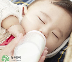 寶寶喝水喝奶要分開用奶瓶嗎？奶瓶喝水和喝奶要分開嗎？