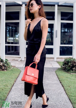 吊帶裙里面穿什么內(nèi)衣？吊帶裙怎么穿內(nèi)衣？