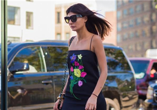 吊帶裙怎么搭配？吊帶裙怎么搭配好看？