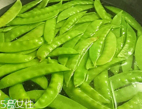 ?炒荷蘭豆要焯水嗎？荷蘭豆不焯水能吃嗎？