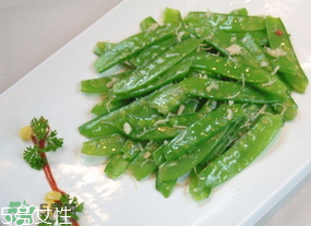 ?炒荷蘭豆要焯水嗎？荷蘭豆不焯水能吃嗎？