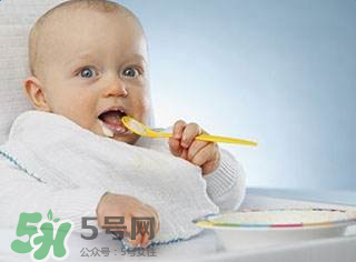 寶寶幾個(gè)月可以吃水果泥？寶寶多大可以吃果泥？