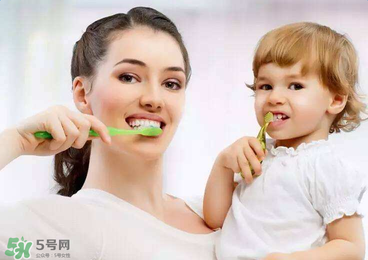 寶寶不肯刷牙一刷就哭怎么辦？怎么樣讓寶寶養(yǎng)成刷牙的習(xí)慣？