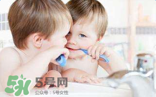 寶寶不肯刷牙一刷就哭怎么辦？怎么樣讓寶寶養(yǎng)成刷牙的習(xí)慣？