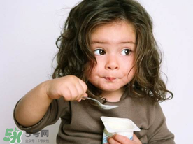 吃蝦爬子能喝酸奶嗎？蝦爬子和酸奶能一起吃嗎？