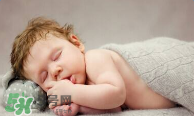 寶寶可以和爸爸媽媽一起睡嗎？寶寶出生后在哪睡覺好？