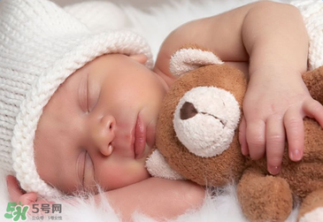 寶寶可以和爸爸媽媽一起睡嗎？寶寶出生后在哪睡覺好？