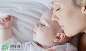 寶寶可以和爸爸媽媽一起睡嗎？寶寶出生后在哪睡覺好？