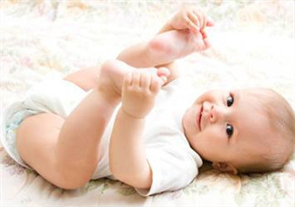 寶寶可以和爸爸媽媽一起睡嗎？寶寶出生后在哪睡覺好？