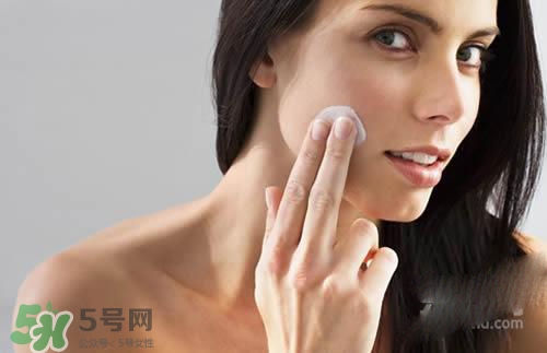 先用磨砂膏還是先用洗面奶？磨砂膏和洗面奶哪個先用？