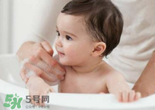 寶寶流鼻涕了還能洗澡嗎？寶寶夏天感冒能不能洗澡？