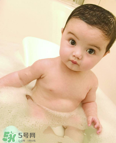 寶寶流鼻涕了還能洗澡嗎？寶寶夏天感冒能不能洗澡？