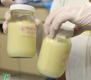 我的奶水發(fā)黃是怎么回事？ 哺乳期奶水發(fā)黃還可以喂奶嗎？