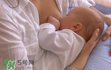 我的奶水發(fā)黃是怎么回事？ 哺乳期奶水發(fā)黃還可以喂奶嗎？