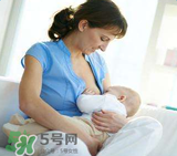 我的奶水發(fā)黃是怎么回事？ 哺乳期奶水發(fā)黃還可以喂奶嗎？