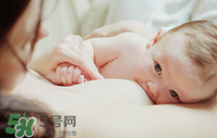 哺乳期奶水有血是什么原因？哺乳期奶水有血能喂奶嗎？